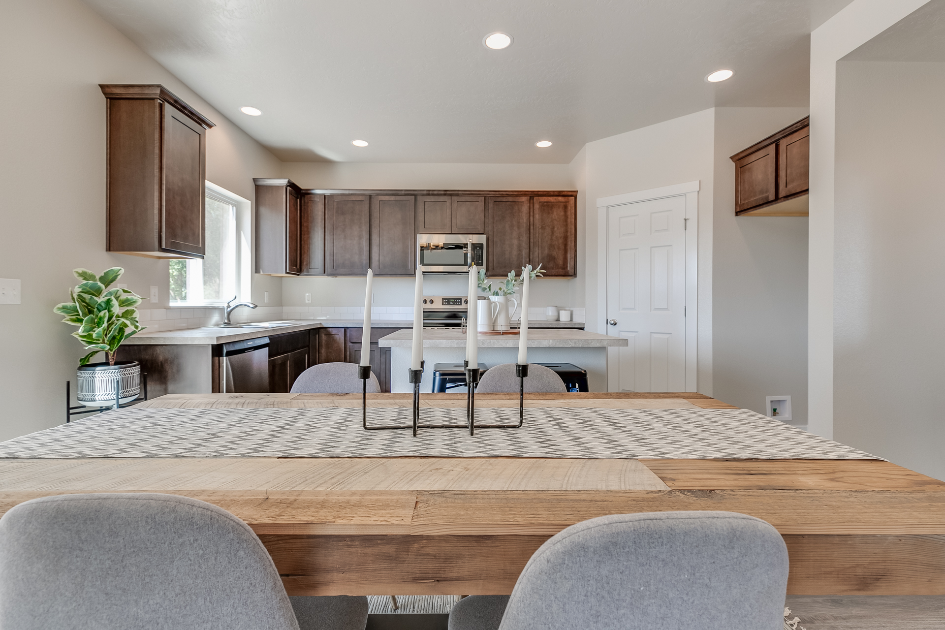 cbh-homes-woodburn-hermosa-furnished-14